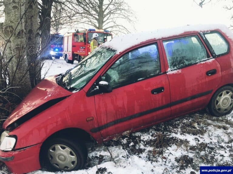 Służby ratunkowe pracowały na miejscu wyglądającego dość poważnie zdarzenia drogowego