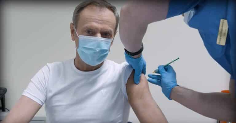 Tusk: nie ma powodu, by z obowiązkowymi szczepieniami czekać do 1 marca