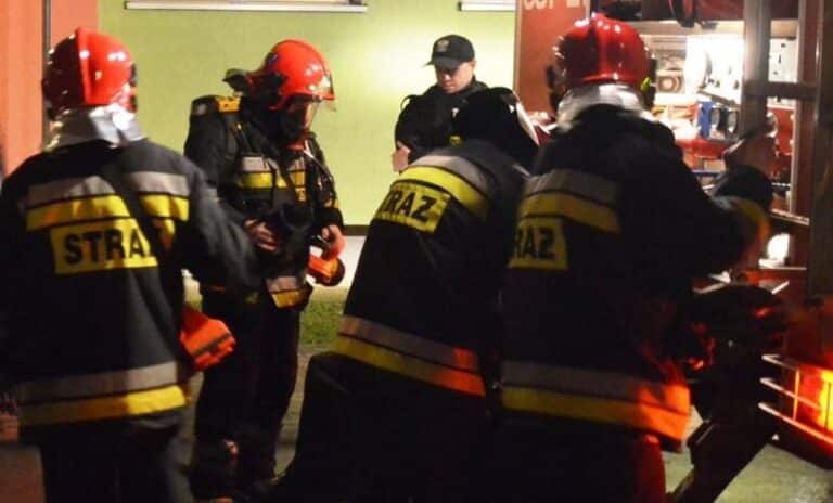 Osiedle Nad Jeziorem Długim. 30-letnia kobieta oraz jej 7-letni syn trafili do szpitala