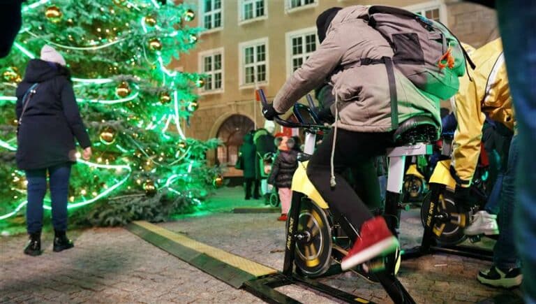 Oryginalny pomysł pod ratuszem. Lampki na choince miejskiej święcą dzięki sile mięśni