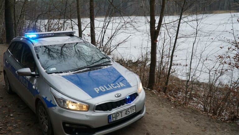Jezioro dopiero zamarza, a już policja wzywana jest do os&oacute;b na lodzie