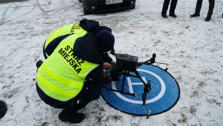 Dronem sprawdzają, co jest spalane w piecach. Byliśmy ze strażnikami na kontroli