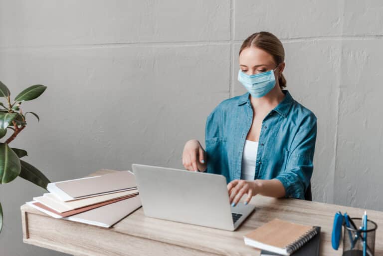 Badanie: 65 proc. średnich i dużych firm doświadczyło negatywnych skutków pandemii