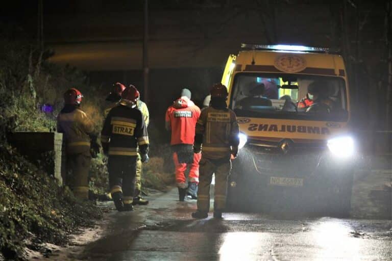 Kobieta weszła na wiadukt aby skoczyć