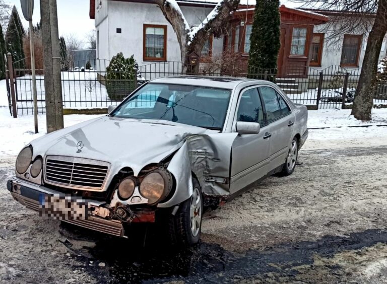 Mercedes trafi na złomowisko, po kolizji z drzewem