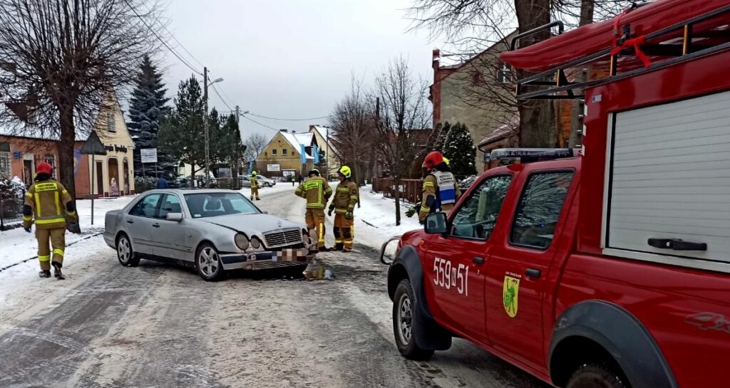 Mercedes trafi na złomowisko, po kolizji z drzewem wypadek Szczytno, Wiadomości