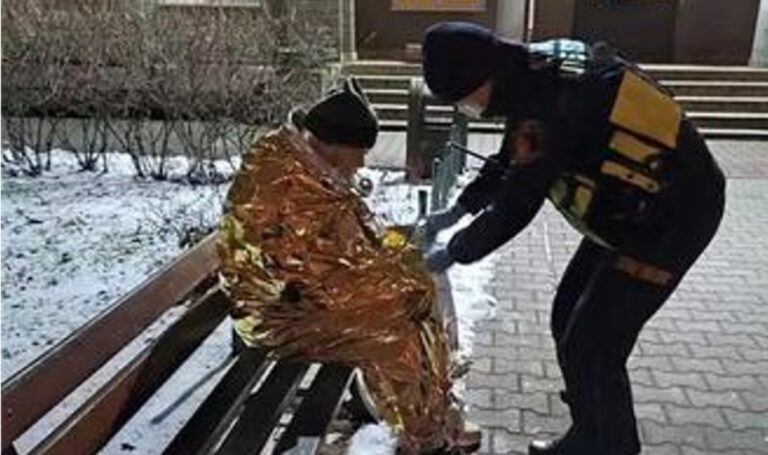 Senior błąkał się po mieście w kapciach