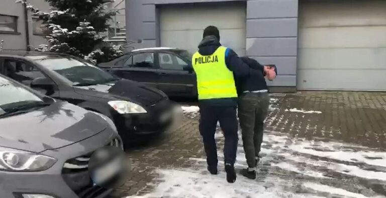 Napadł z nożem na taksówkarza. Zabrał mu auto