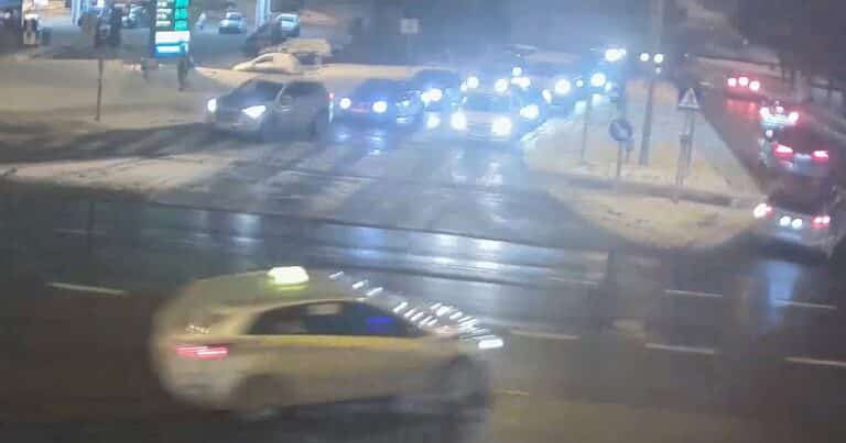 Spowodował kolizję, ale tego nie zauważył. Był tak pijany