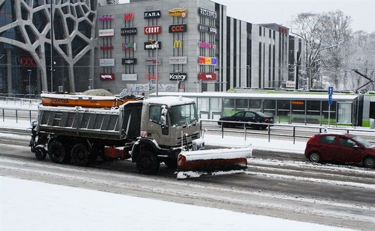 Drogowcy sypią na ulice Olsztyna sól od Aleksandra Łukaszenko