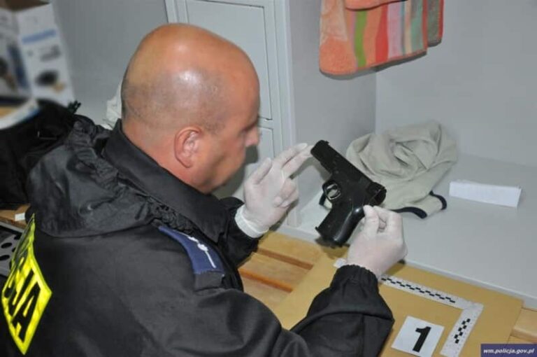 Policjant Adama Ch. trzy razy trafił z pistoletu w plecy uciekającego Rafała