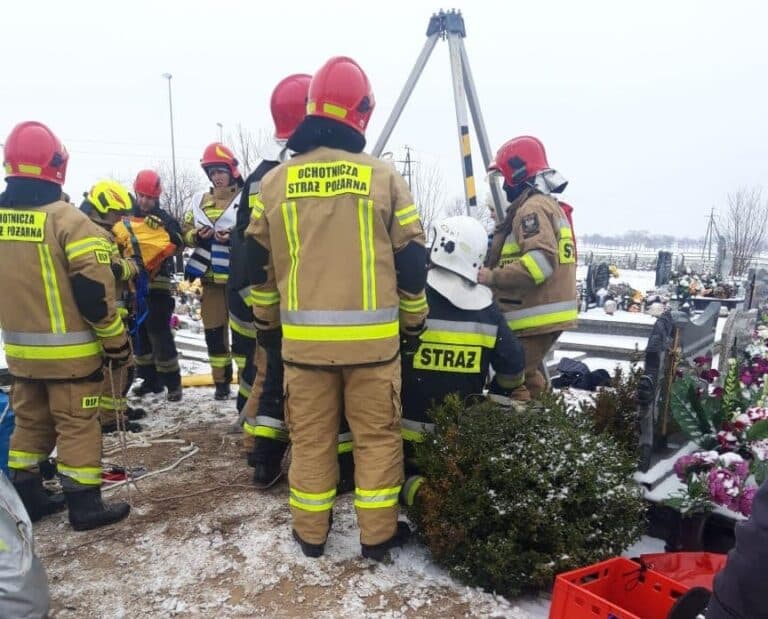 Strażacy uratowali kobietę, która wpadła do 9-metrowej studni na cmentarzu