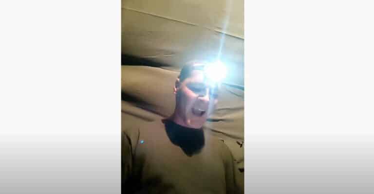 Żołnierz rapuje na polsko-białoruskiej granicy