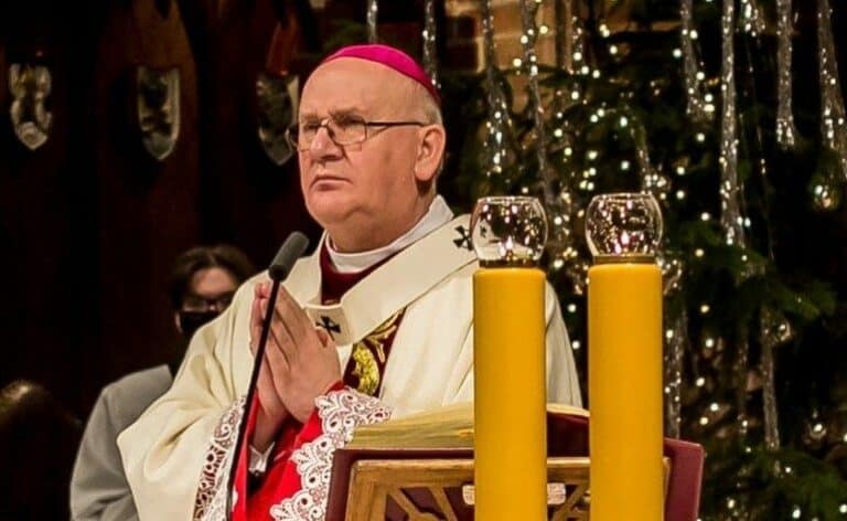 Abp Górzyński: człowiek odwrócony od Boga pogrąża się w ciemności