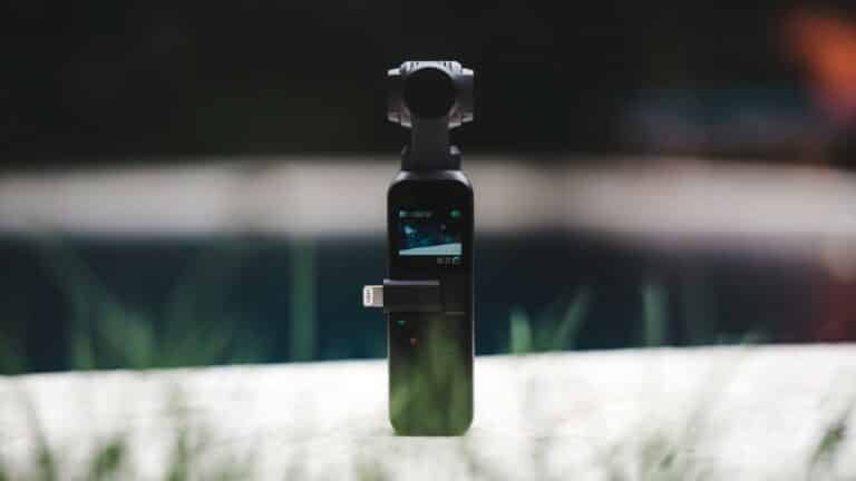 Mała podręczna kamera z gimbalem oraz ekranem. Poznaj DJI Pocket 2