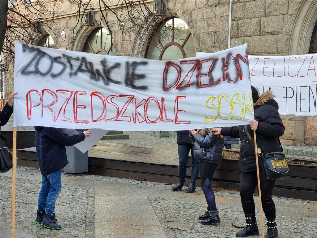 Protest pod ratuszem. "Zamknięcie ośrodka ze względów ekonomicznych jest niemoralne" protest Wiadomości, Olsztyn, TOP, Wideo