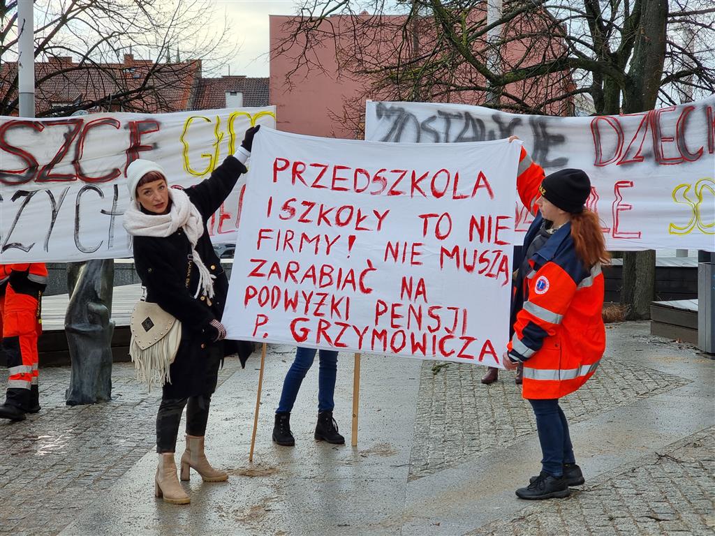 Protest pod ratuszem. "Zamknięcie ośrodka ze względów ekonomicznych jest niemoralne" protest Wiadomości, Olsztyn, TOP, Wideo
