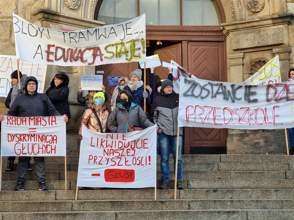 Protest pod ratuszem. "Zamknięcie ośrodka ze względów ekonomicznych jest niemoralne" protest Wiadomości, Olsztyn, TOP, Wideo