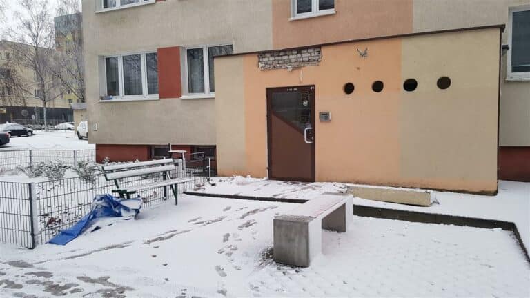 Kolejne samob&oacute;jstwo. Mężczyzna wyskoczył z wieżowca i spadł na wejście do klatki schodowej