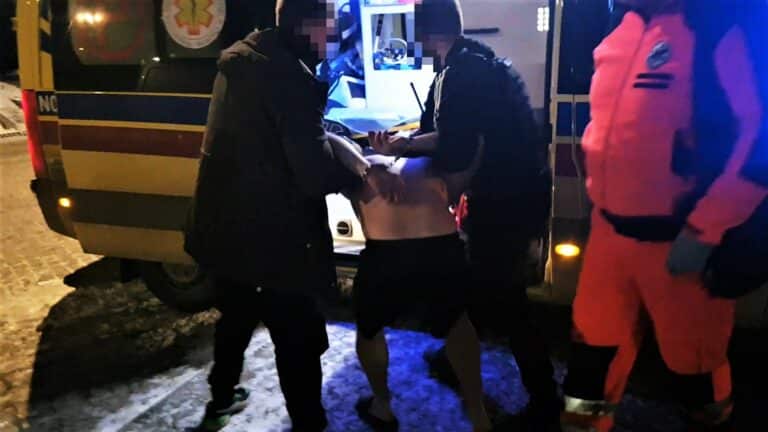 Policja siłą weszła do mieszkania. Skuli mężczyznę i wyprowadzili w samych klapkach