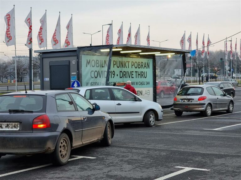 Coraz większe kolejki do punkt&oacute;w wymazowych w Olsztynie