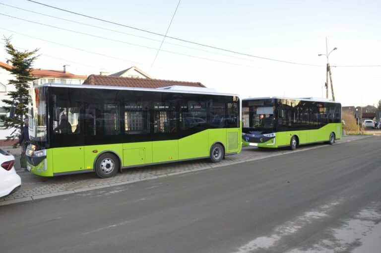 Autobus szkolny stoi na poboczu, droga zbyt śliska, by jechać