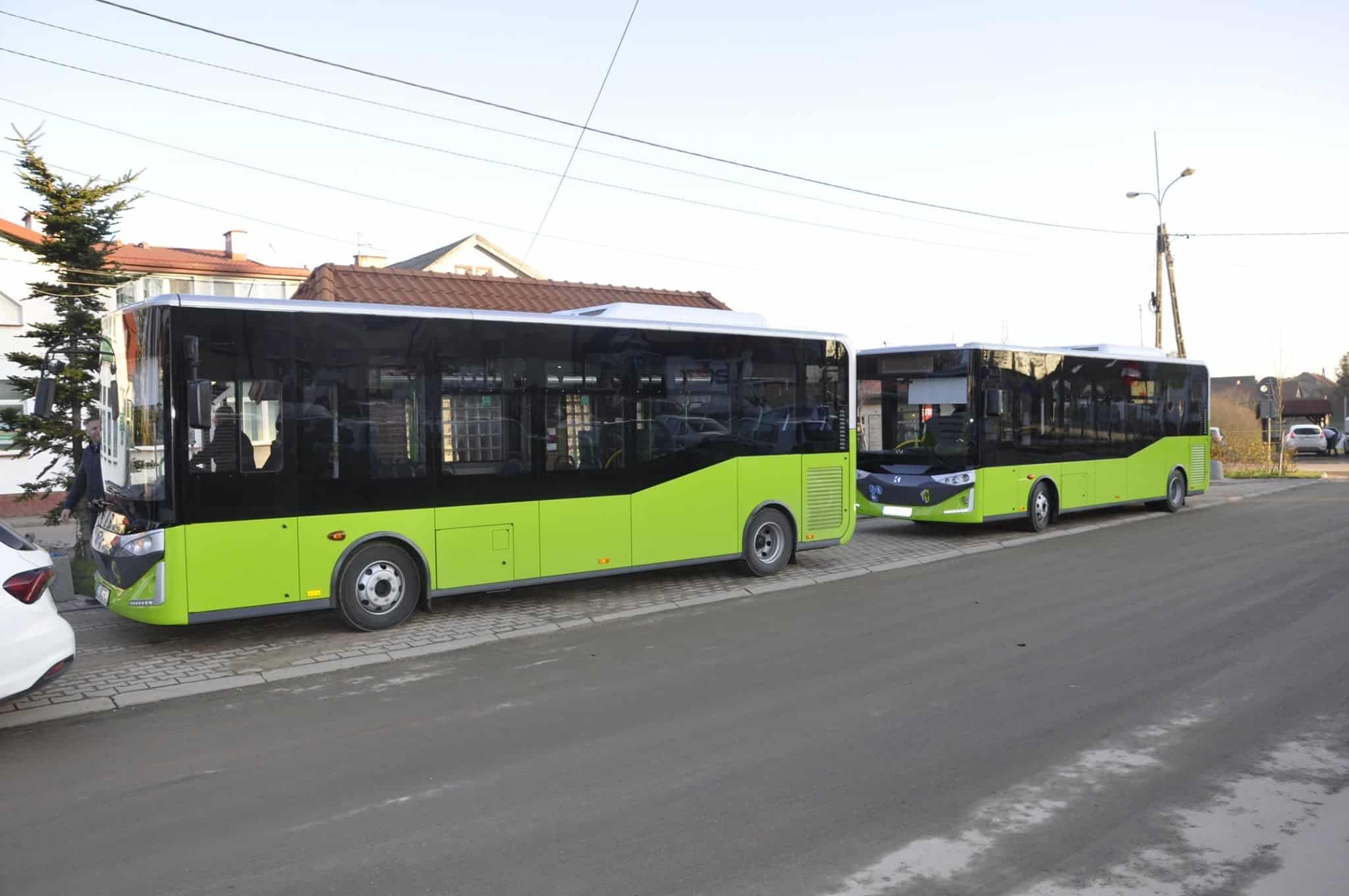 Autobus szkolny stoi na poboczu, droga zbyt śliska, by jechać pogoda Wiadomości, Kraj