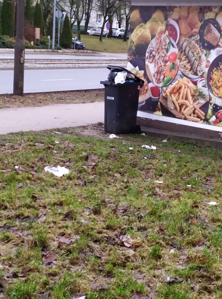 Dalszy ciąg konfliktu mieszkańców z kebabem. Wszędzie leżą śmieci, a dostawca zadeptuje trawnik gastronomia Olsztyn, Wiadomości