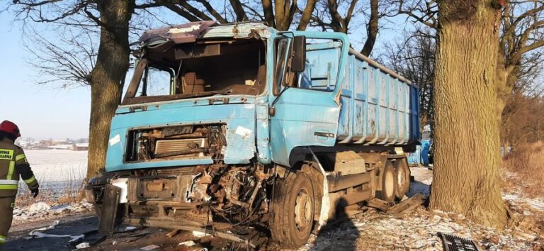 Wypadek wyglądał poważnie. strażacy uratowali kierowcę przy pomocy narzędzi hydraulicznych