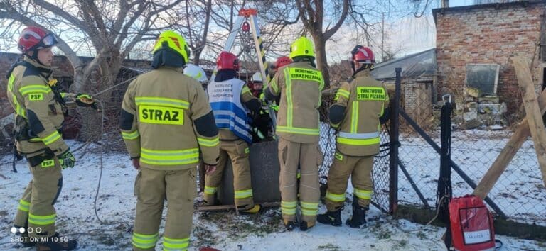 Strażacy uratowali kotka, który wpadł do studni
