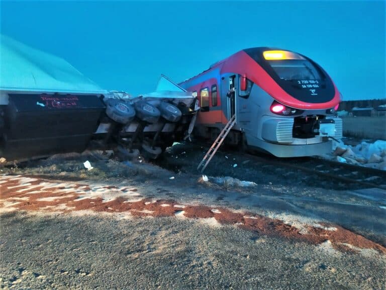 Pociąg zderzył się z naczepą tira