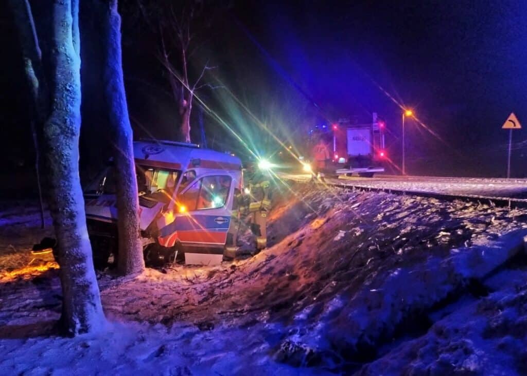 Karetka uderzyła w drzewo. Ratowniczka trafiła do szpitala wypadek Giżycko, Wiadomości