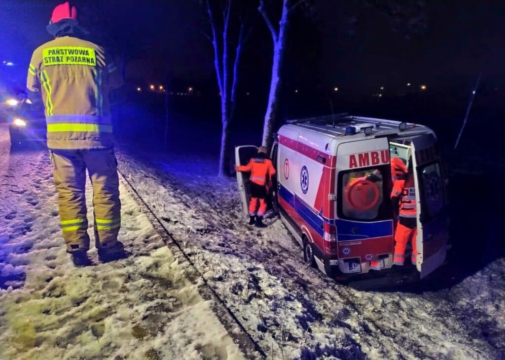 Karetka uderzyła w drzewo. Ratowniczka trafiła do szpitala wypadek Giżycko, Wiadomości