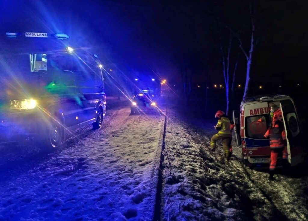 Karetka uderzyła w drzewo. Ratowniczka trafiła do szpitala wypadek Giżycko, Wiadomości