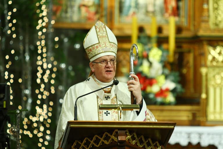 Trzej Królowie przeszli z mini orszakiem z katedry na starówkę