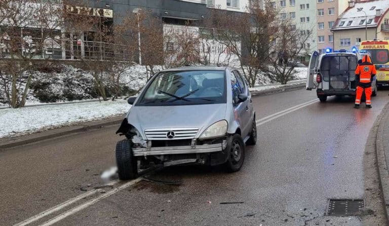 Przy Warmia Tower najpierw uderzył w radiow&oacute;z, a potem w latarnię