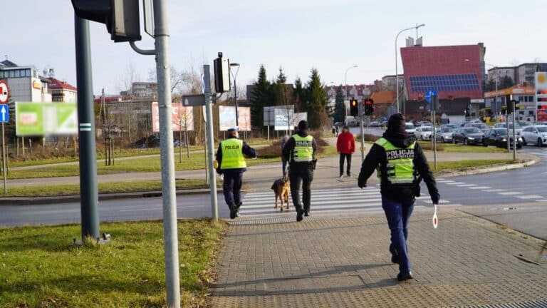 Policjanci z Komendy Gł&oacute;wnej zablokowali ruch na ul. Płoskiego. Sprawa jest śmiertelnie poważna