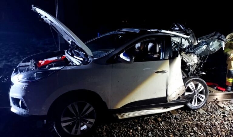 Oglądając nagranie każdy kierowca łapie się za głowę. Prawie doprowadziła do katastrofy kolejowej