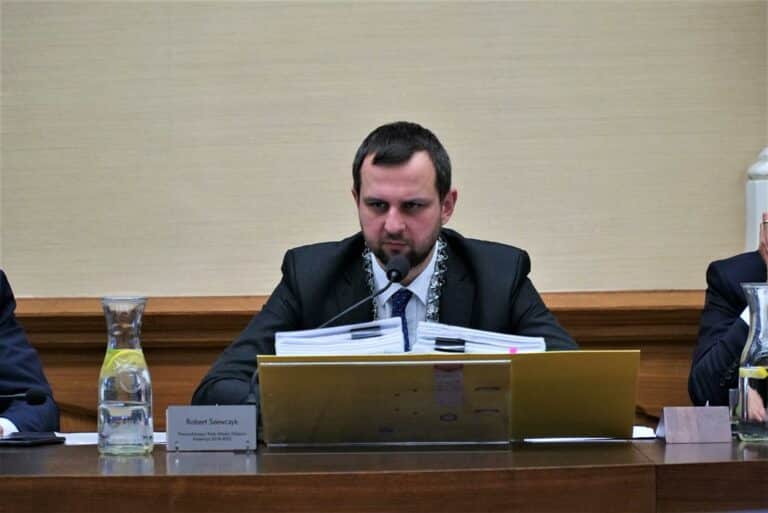 Kolejny „sukces” radnych?  Zdrożeją bilety, opłaty za parkowanie i usługi pogrzebowe