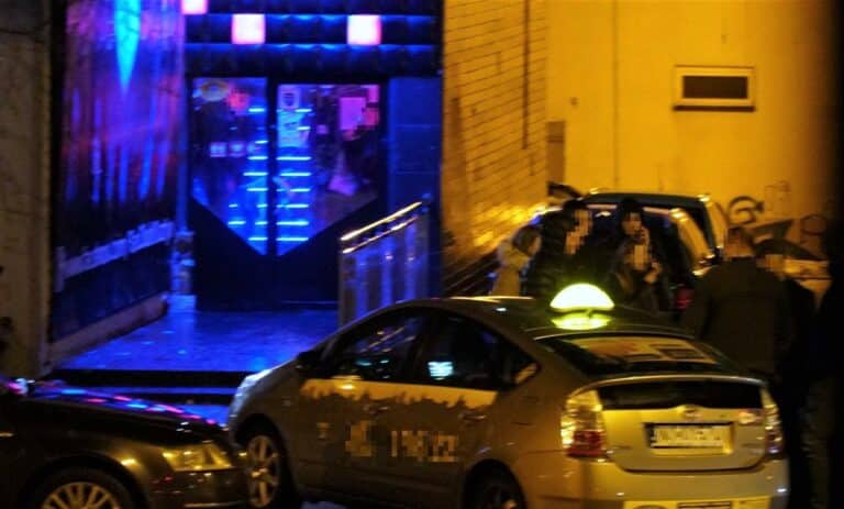 Przed klubem nocnym w Olsztynie dw&oacute;ch mężczyzn zostało zaatakowanych ostrym narzędziem