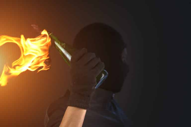 17-latek nie m&oacute;gł przeżyć tego co mu policjanci zrobili w Sylwestra. Rzucił koktajlem Mołotowa w komendę