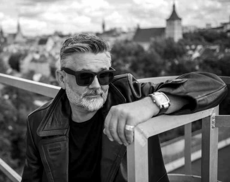Olsztyński artysta Robert Listwan maluje portret legendy Stomilu Olsztyn Andrzeja Biedrzyckiego