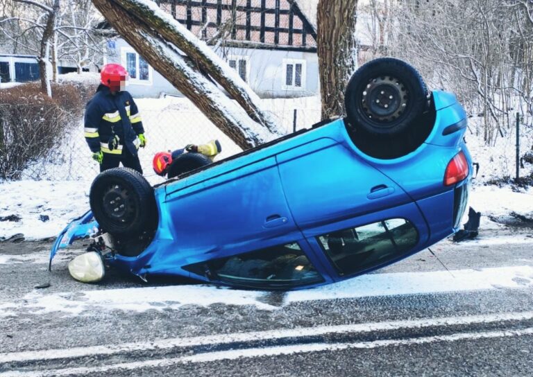 20-latka trafiła do szpitala po tym jak doprowadziła do dachowania