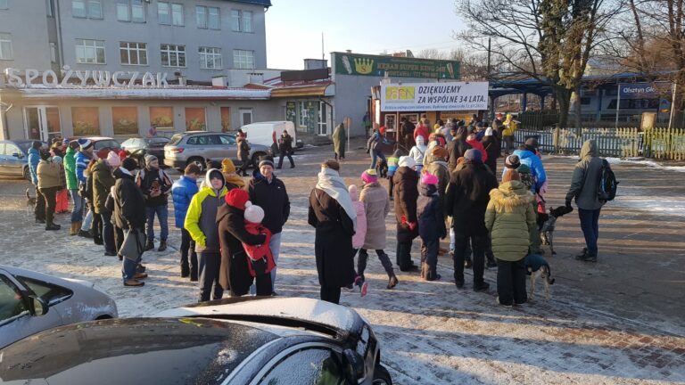 Tłum mieszkańców Olsztyna chce ostatni raz zamówić zapiekankę. Na wielu z nich czeka zła wiadomość