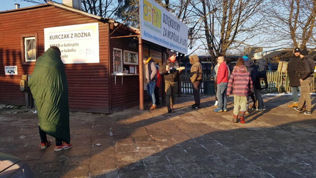 Tłum mieszkańców Olsztyna chce ostatni raz zamówić zapiekankę. Na wielu z nich czeka zła wiadomość gastronomia Wiadomości, Olsztyn, TOP, Wideo