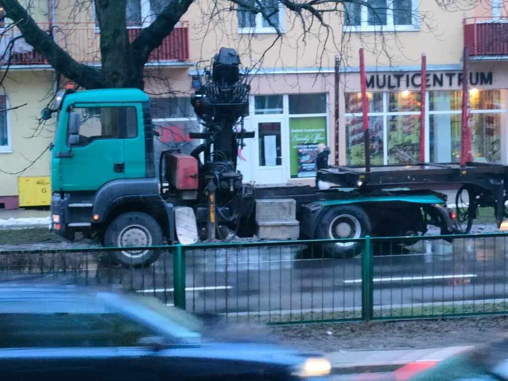 Na rondzie Bema ciężarówce odpadły koła i uszkodziły kilka jadących aut wypadek Olsztyn, Wiadomości