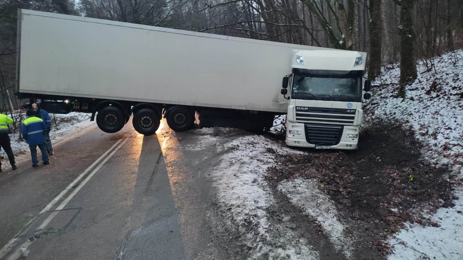 Kierowca samochodu ciężarowego nie zachował szczególnej ostrożności z uwagi na panujące warunki pogodowe wypadek Olsztyn, Wiadomości