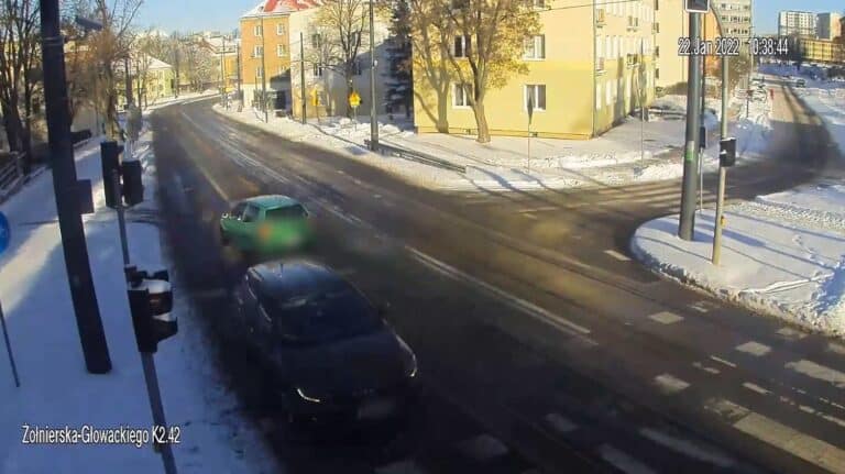 Volkswagenem uderzył w drzewo, aż się zabujało. Nagranie ITS