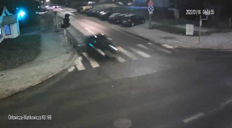 Wracali z imprezy. Pędził ul. Orłowicza i wbił się w drzewo