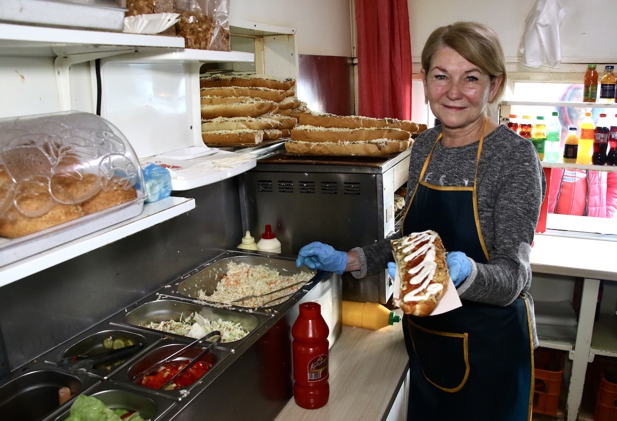 Łzy same cisną się do oczu po tym filmiku. Pani Irena robiła zapiekanki 34 lata. W pewnym momencie rozpłakała się gastronomia Wiadomości